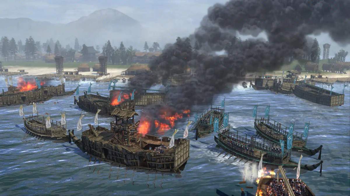 O bătălie navală în Total War: Shogun 2, cu nave în flăcări și soldați într-un cadru de coastă.